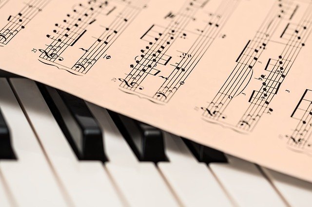 Why is it best to choose a major scale for writing a melody
